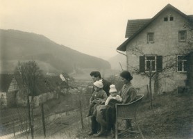 Paul und Gesa Kälberer mit ihren Söhnen Otto und Hans vor ihrem Wohnhaus, 1930