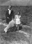Kinder mit Schaf